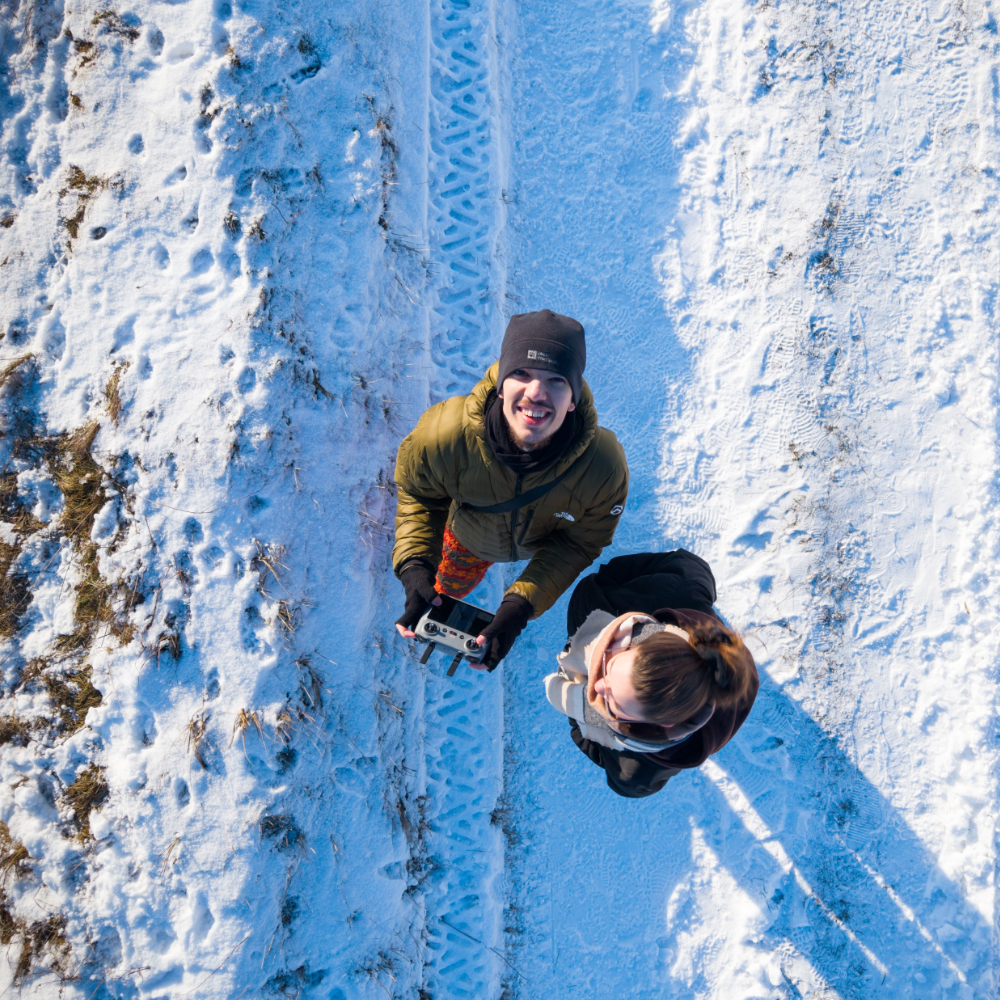 Operator drona podczas pracy z dronem DJI