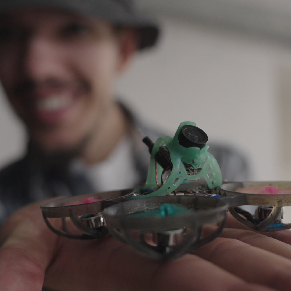 Operator drona podczas zawodów TinyWhoop