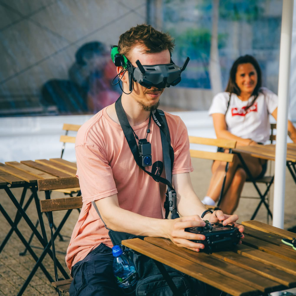 Operator drona FPV podczas koncertu