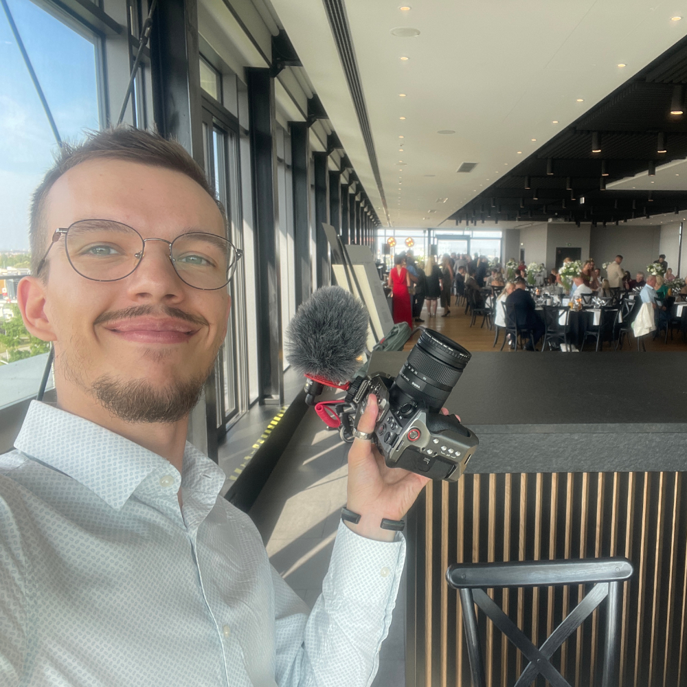 Operator kamery podczas nagrywania ślubu w hotelu i restauracji